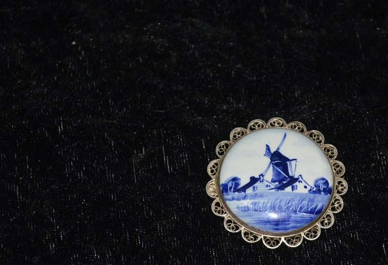 Beautifully drawn Delft brooch silver with filigree signed by artist 41.5mm STUNNING !!!!!