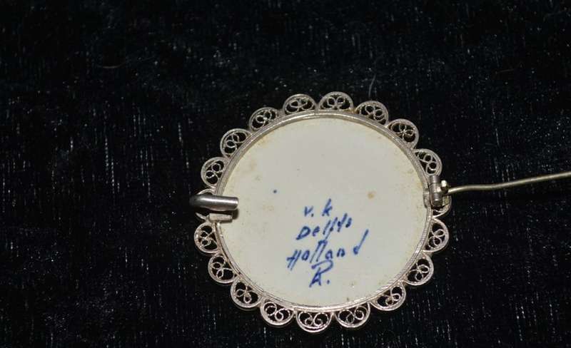 Beautifully drawn Delft brooch silver with filigree signed by artist 41.5mm STUNNING !!!!!