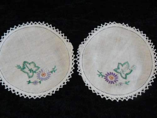 SET OF 2 X ROUND EMBROIDERED DOILIES 19 CM