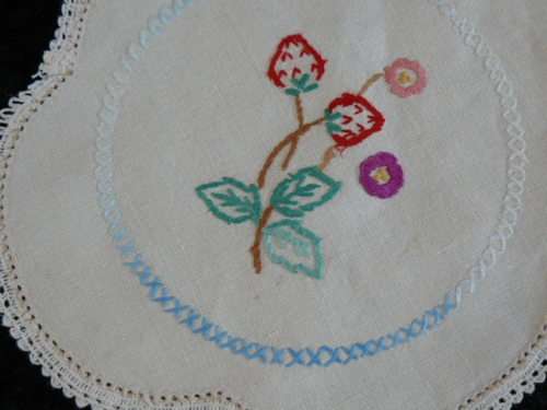 SET OF COTTON DOILIES