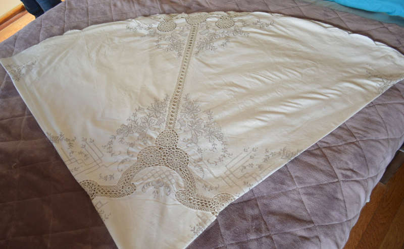 STUNNING Large 2.14m diam cotton, crotchet and embroidered round table cloth