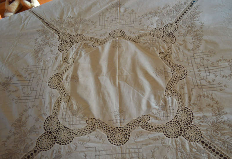 STUNNING Large 2.14m diam cotton, crotchet and embroidered round table cloth