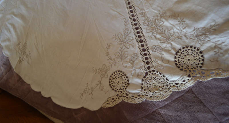 STUNNING Large 2.14m diam cotton, crotchet and embroidered round table cloth