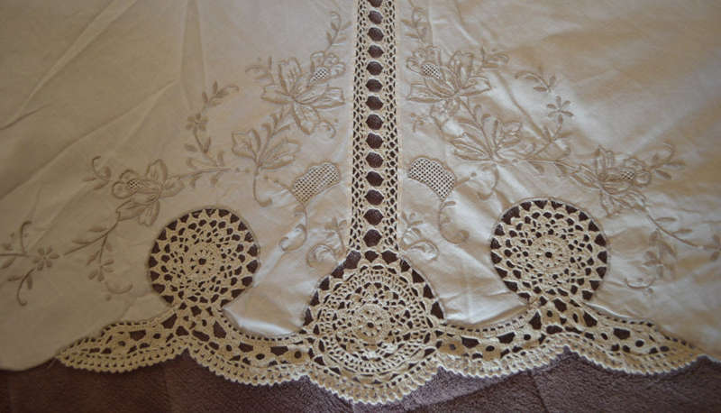 STUNNING Large 2.14m diam cotton, crotchet and embroidered round table cloth