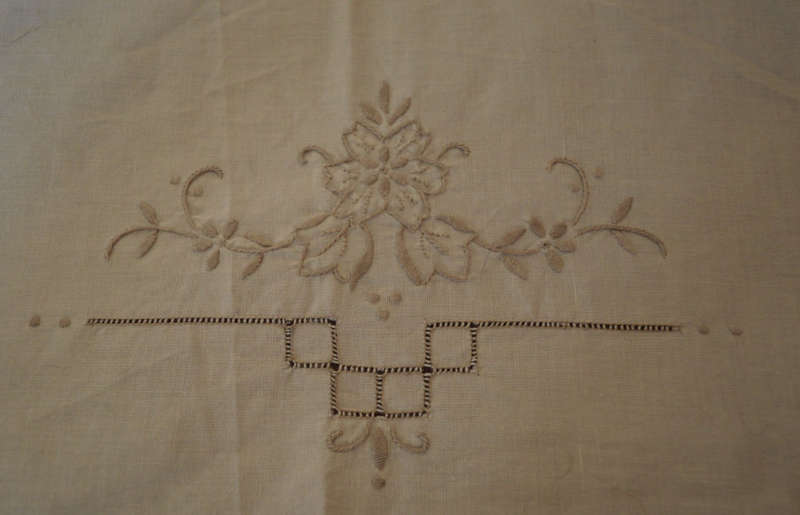 STUNNING Large 2.14m diam cotton, crotchet and embroidered round table cloth