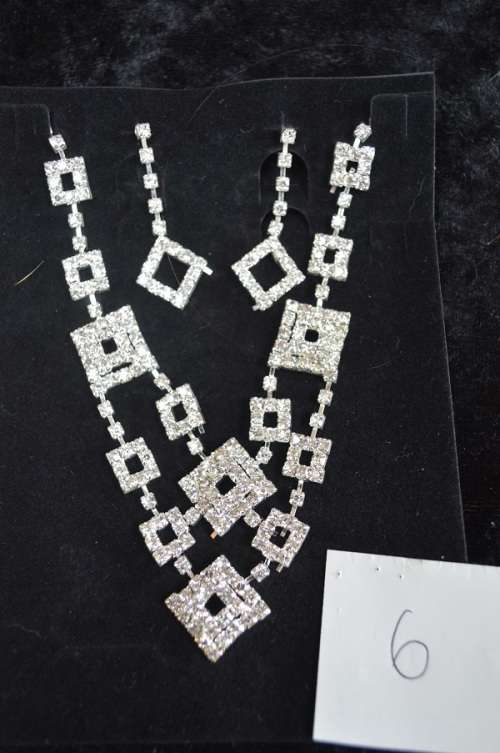 LOVELY SILVER COLOURED CHAIN AND EARRING SET STUNNING !@!@!@!
