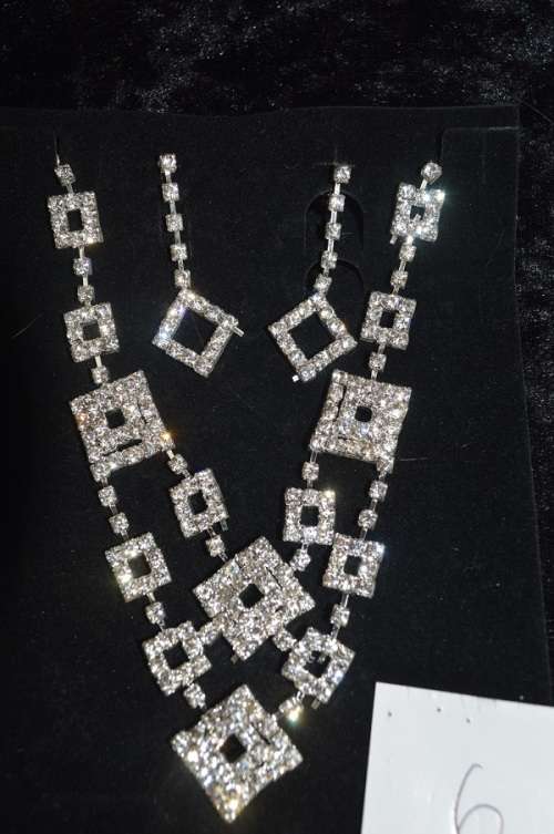 LOVELY SILVER COLOURED CHAIN AND EARRING SET STUNNING !@!@!@!