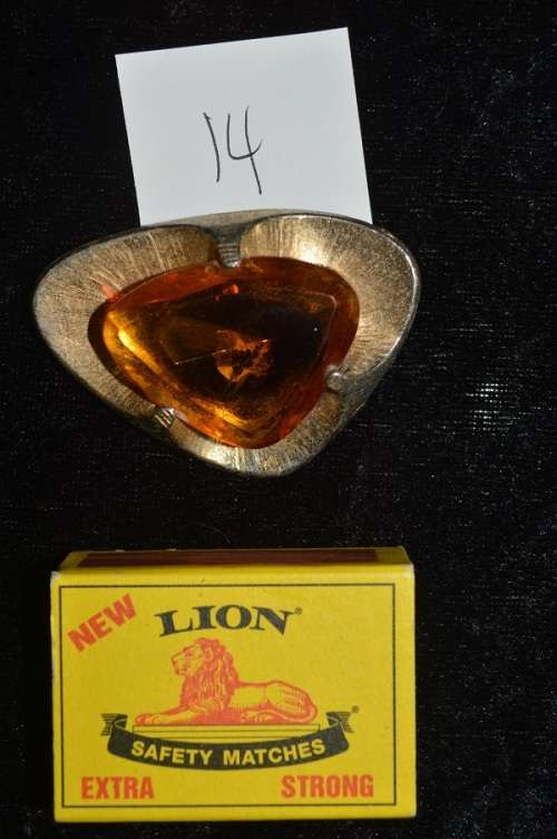 LOVELY GOLD COLOURED BROOCH WITH LARGE GLASS STONE 6 CM