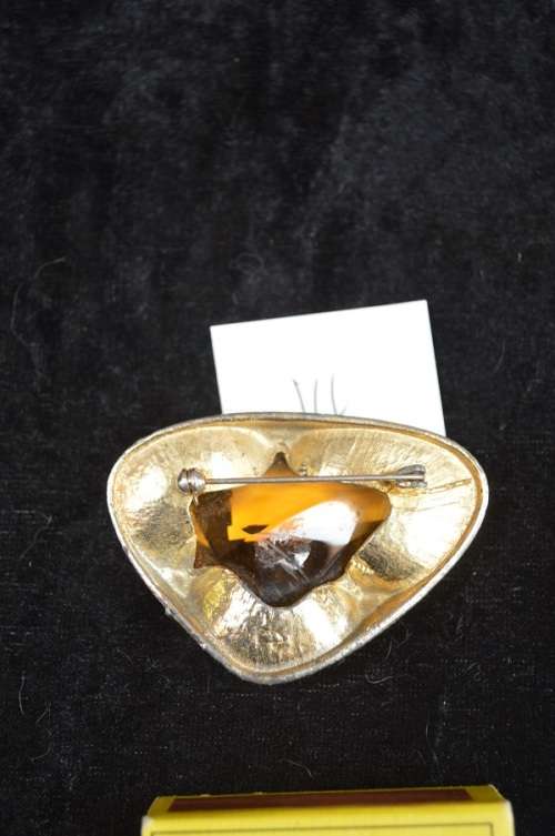 LOVELY GOLD COLOURED BROOCH WITH LARGE GLASS STONE 6 CM