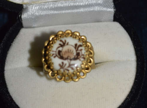 NICE GOLD TONED RING WITHHAND PAINTED PORCELAIN TOP