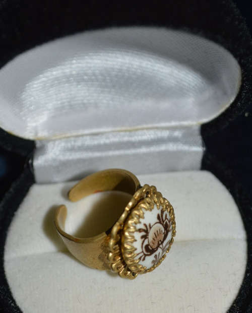 NICE GOLD TONED RING WITHHAND PAINTED PORCELAIN TOP