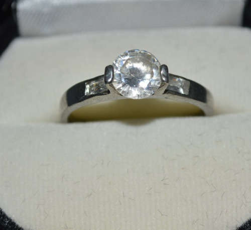 SILVER TONED RING WITH CLEAR STONE