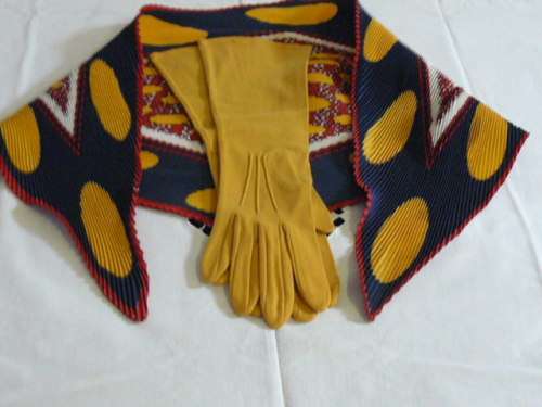 SCARVE AND GLOVES