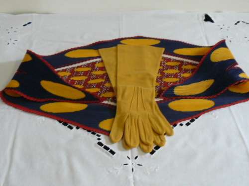 SCARVE AND GLOVES