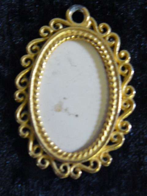 PENDANT GOLD TONED TO PUT PHOTO IN