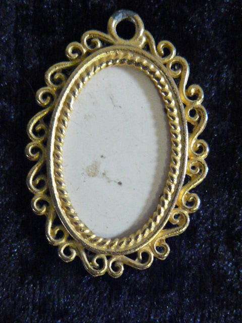PENDANT GOLD TONED TO PUT PHOTO IN