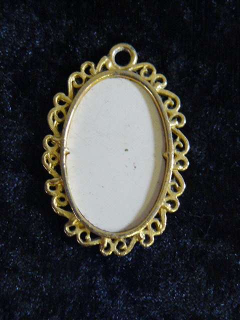 PENDANT GOLD TONED TO PUT PHOTO IN