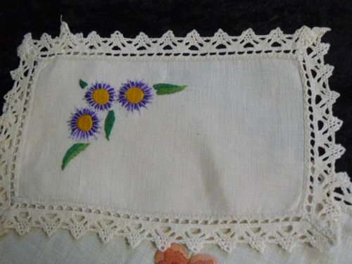 LOVELY COTTON EMBROIDERED DOILIE SET