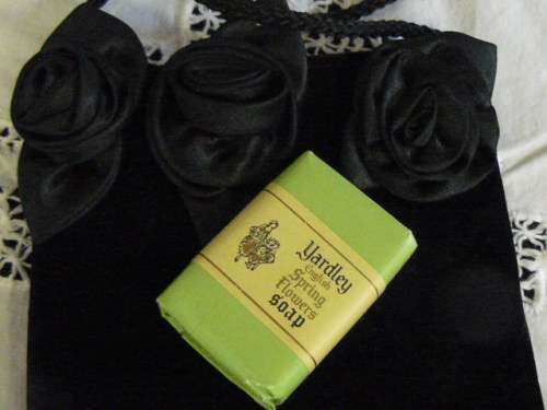 VINTAGE LIKE BAG AND FREE SOAP