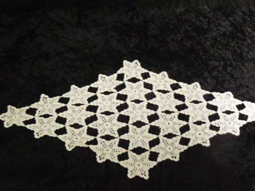 VINTAGE COTTON HAND CROCHETED DOILIE