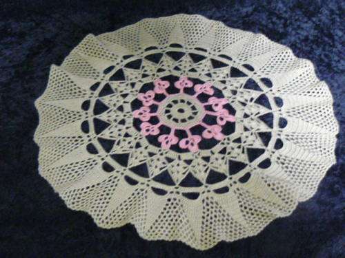PINK AND BROWN CROCHETED DOILI 43 CM