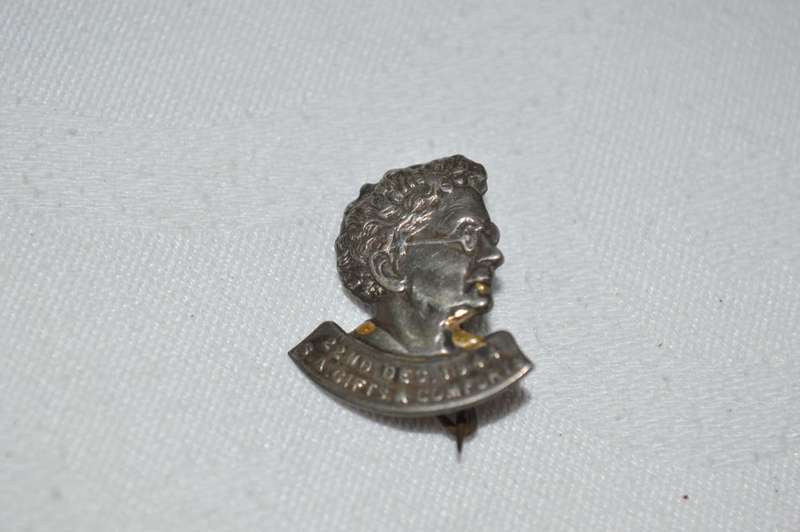ISSIE SMUTS HISTORICAL 'S.A. GIFTS AND COMFORTS' BADGE(22 DEC 1944