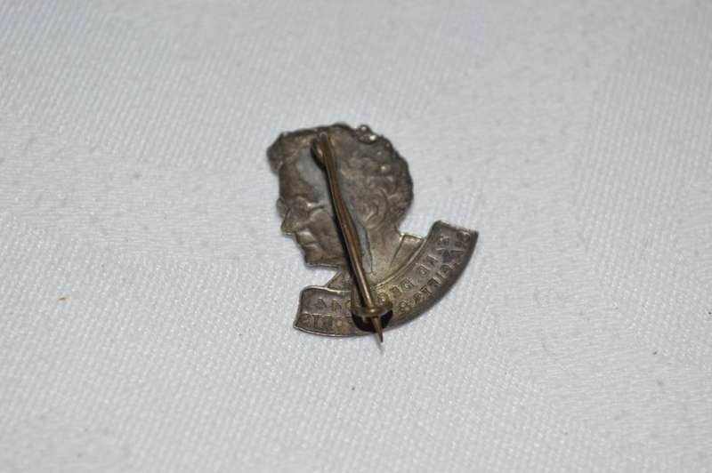 ISSIE SMUTS HISTORICAL 'S.A. GIFTS AND COMFORTS' BADGE(22 DEC 1944