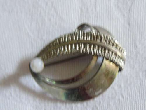 SIVER TONED BROOCH