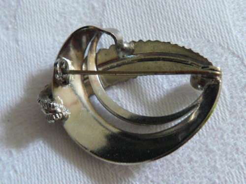 SIVER TONED BROOCH