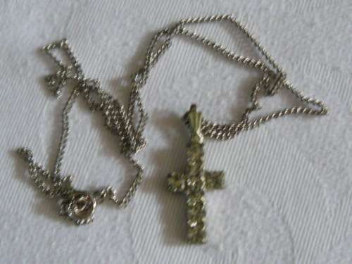 NECKLACE WITH CROSS PENDANT
