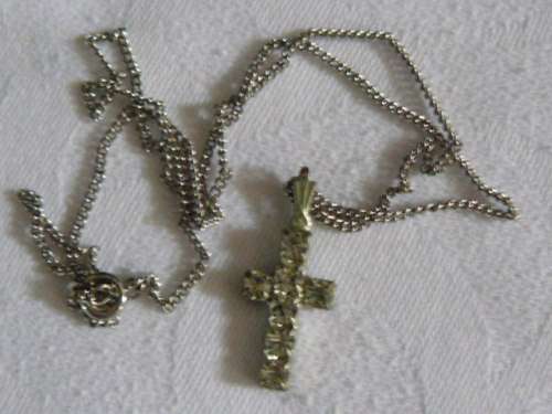 NECKLACE WITH CROSS PENDANT