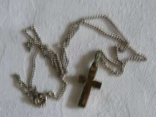 NECKLACE WITH CROSS PENDANT