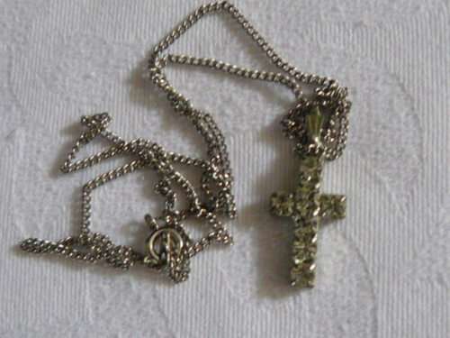 NECKLACE WITH CROSS PENDANT
