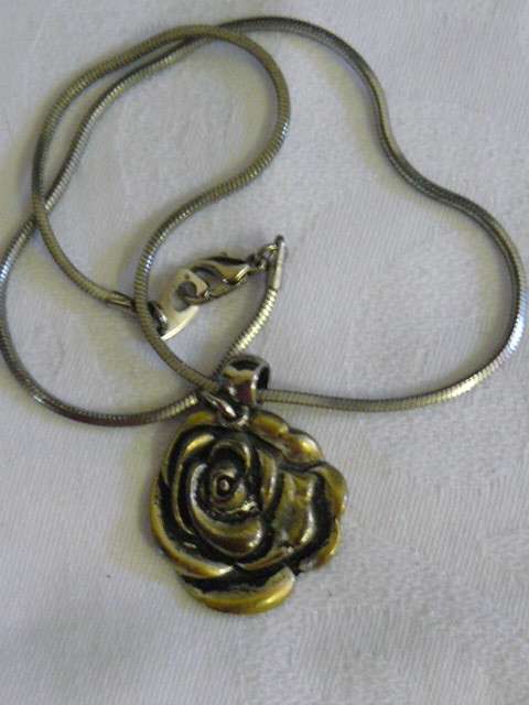 ROSE PENDANT AND CHAIN