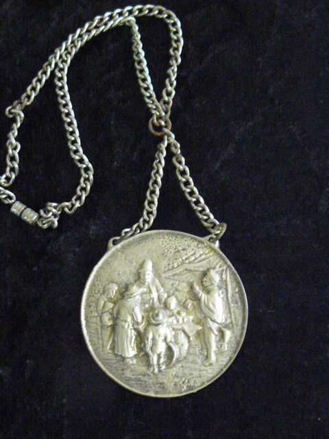 SILVER TONED DETAILED NECKLACE AND PENDANT