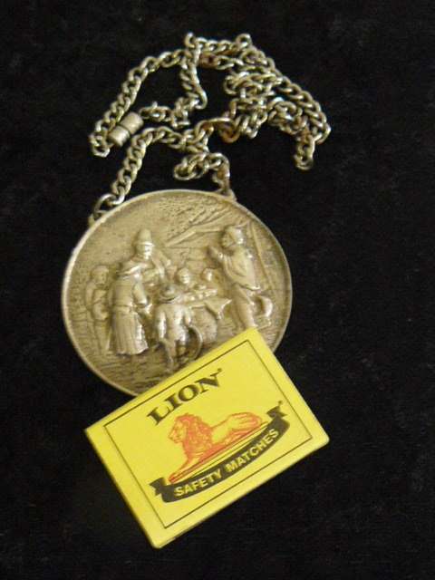 SILVER TONED DETAILED NECKLACE AND PENDANT
