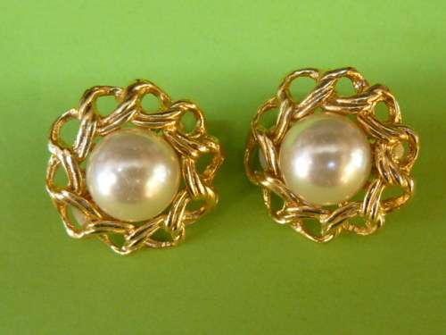 FOUX PEARL CLIP ONS