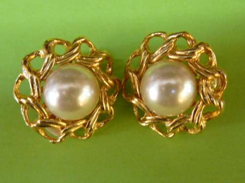 FOUX PEARL CLIP ONS
