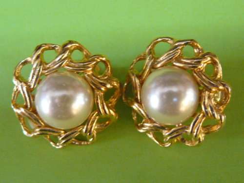 FOUX PEARL CLIP ONS