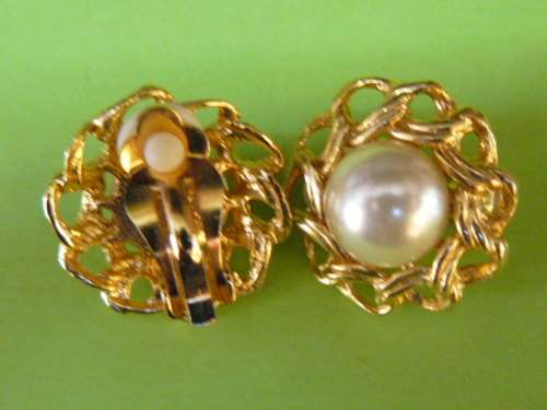 FOUX PEARL CLIP ONS
