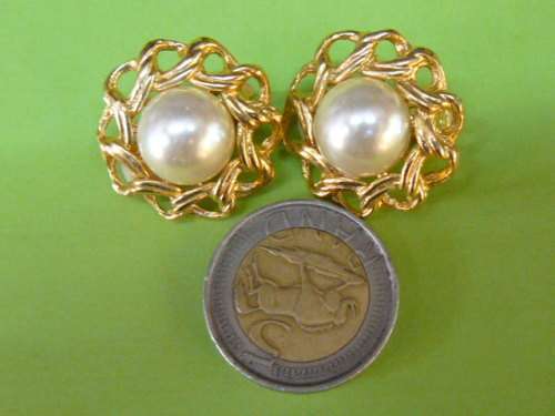 FOUX PEARL CLIP ONS