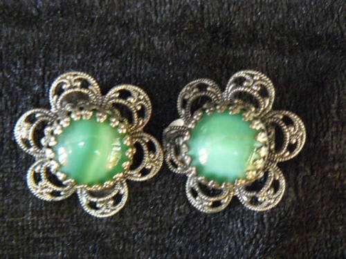 GREEN STONE EARRINGS IN SILVER METALWARE