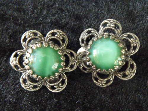 GREEN STONE EARRINGS IN SILVER METALWARE