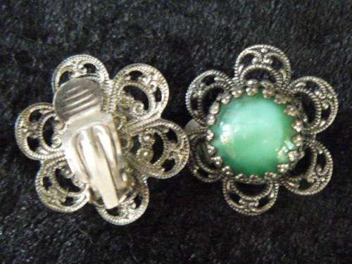GREEN STONE EARRINGS IN SILVER METALWARE