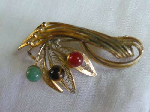 GOLD TONED BROOCH WITH SEMI PRECIOUS STONES FILIGREE