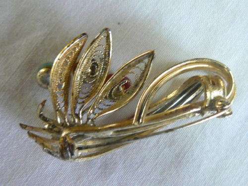 GOLD TONED BROOCH WITH SEMI PRECIOUS STONES FILIGREE