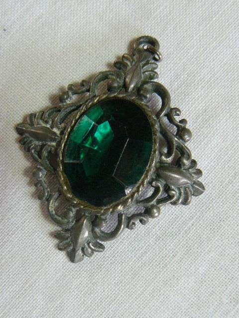 SILVER TONED PENDANT WITH GREEN GLASS STONE