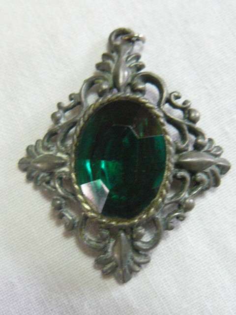 SILVER TONED PENDANT WITH GREEN GLASS STONE