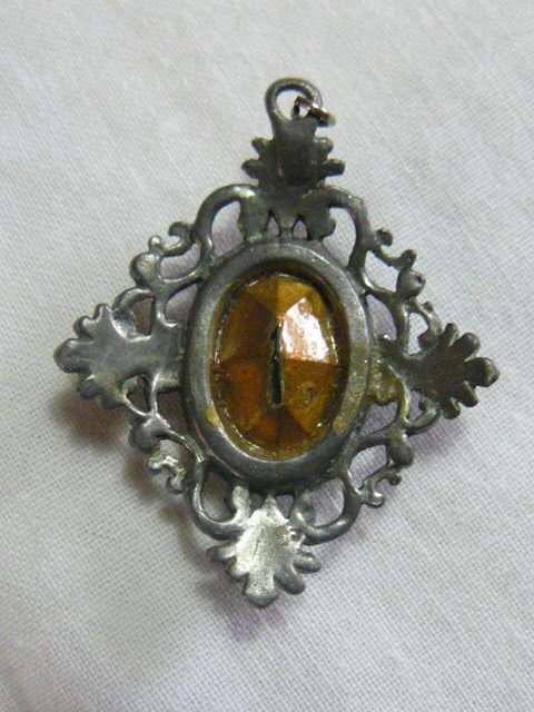 SILVER TONED PENDANT WITH GREEN GLASS STONE