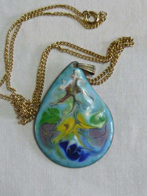 GLAZED ENAMEL AND COPPER PENDANT AND GOLD TONED CHAIN STUNNING